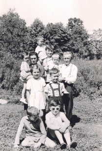 Vrchol pyramidy: babička, děda, sestřenice Marie a Jiřina, bratranci Standa a Vráťa a 4bra3, Velká Jesenice, 1962