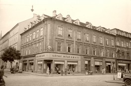 Cheb, 1957, můj (dnes už nestojící) rodný dům (ten zčásti krytý stromem). Rodná okna ve třetím patře.